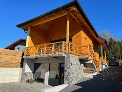 3 Hills Wooden House****